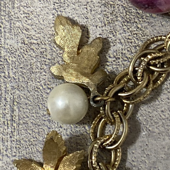 HTF 1960s CORO Gold Tone Charm Bracelet Chunky Faux Pearl Leaf Pink Swirl Globes - Picture 6 of 10